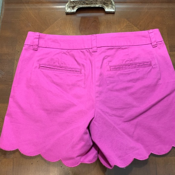 Loft shorts with scalloped detail. - Picture 3 of 3